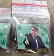 Jovem de 17 anos foi apreendido com porções de maconha contendo a foto do presidente Jair Bolsonaro, em Mogi Mirim, interior de São Paulo  Foto: Guarda Municipal de Mogi Mirim/Divulgação / Estadão Conteúdo