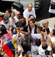 O presidente autoproclamado da Venezuela Juan Guaidó chega no país e é recebido por uma multidão  Foto: Manaure Quintero / Reuters