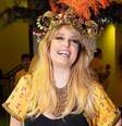 A atriz Luciana Vendramini, no ar na novela Espelho da Vida, personalizou a camiseta do camarote e usou adereço de cabeça  Foto: Camarote Bamba / Divulgação