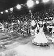 Camisa Verde e Branco desfila em 1984, quando as escolas de samba de São Paulo se exibiam na Tiradentes  Foto: Sergio Araki / Estadão