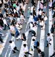 A crowd rushing past  Foto: Getty Images / BBC News Brasil