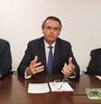 O general Otávio do Rêgo Barros (à direita), porta-voz do Planalto, o presidente Jair Bolsonaro e o general Augusto Heleno, ministro do GSI, em transmissão de vídeo no Facebook   Foto: Reprodução/Facebook / Estadão Conteúdo