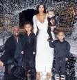 Kim Kardashian e Kanye West com os filhoa North, de cinco anos, Saint, de três anos, e Chigaco, de um ano.  Foto: Instagram/@kimkardashian / Estadão