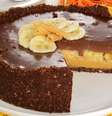 Torta de banana com doce de leite e chocolate  Foto:  Stela Handa | PRODUÇÃO: Stela Handa/Aemi Maeda  / Guia da Cozinha