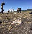 Pessoas caminham no local do acidente do avião Ethiopian Airlines ET 302, perto da cidade de Bishoftu, sudeste de Adis Abeba, Etiópia 10/03/2019 REUTERS/Tiksa Negeri   Foto: Reuters