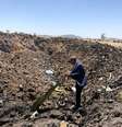 CEO da Ethiopian Airlines, Tewolde Gebremariam, observa destroços de avião em local de acidente em Bishoftu
10/03/2019
Ethiopian Airlines via Reuters  Foto: Reuters