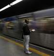 Homem espera por metrô em São Paulo
10/06/2014 REUTERS/Murad Sezer  Foto: Murad Sezer / Reuters