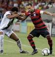 Éverton Ribeiro, do Flamengo, conduz a bola na partida contra o Vasco  Foto: Diego Maranhão/Am Press & Images / Gazeta Press