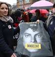 Fãs protestaram em frente ao prédio da emissora Channel 4 pelo lançamento de 'Leaving Neverland'  Foto: PA / BBC News Brasil