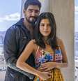 Renato Góes (Jamil) e Julia Dalavia (Laila), casal protagonista de Órfãos da Terra, durante gravação no terraço do Edifício Martinelli, ponto turístico no centro de São Paulo  Foto: Paulo Belote/TV Globo / Divulgação