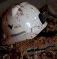 Capacete com logo da Vale é visto em local de rompimento de barragem em Brumadinho 13/02/2019 REUTERS/Washington Alves  Foto: Reuters