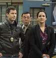 Melissa Fumero, Joe Lo Truglio e Andy Samberg em 'Brooklyn Nine-Nine' (2013)  Foto: IMDB / Reprodução