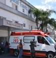 Ambulância leva ferido no massacre para hospital nas redondezas  Foto: Roberto Casimiro/Fotoarena / Estadão