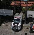 Caminhão da Polícia Científica, da agência funerária e carros da PM vistos dentro do pátio da Escola Estadual Raul Brasil, na Rua Otávio Miguel da Silva, em Suzano, na Grande São Paulo, para recolher os corpos após o tiroteio ocorrido nesta quarta-feira, 13  Foto: Felipe Rau / Estadão