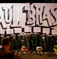 Moradores deixaram flores em homenagem às vítimas na escola Raul Brasil, em Suzano  Foto: Ueslei Marcelino / Reuters