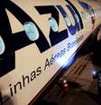 Funcionário da Azul observa avião no Aeroporto Internacional de Guarulhos, SP
11/07/2018
REUTERS/Leonardo Benassatto  Foto: Reuters