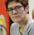 Annegret Kramp-Karrenbauer (e.) adotou curso de emancipação em relação a Merkel (d.)  Foto: DW / Deutsche Welle