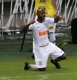Vagner Love comemora seu gol contra o Ceará  Foto: LC Moreira / Estadão