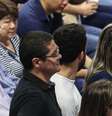 Familiares e amigos ao lado do corpo da coordenadora pedagógica Marilena Ferreira Umezu, uma das vítimas do ataque ocorrido na Escola Estadual Raul Brasil, durante o velório realizado na manhã desta quinta-feira (14) na Arena Suzano, no Parque Max Feffer, em Suzano, na Grande São Paulo  Foto: WERTHER SANTANA / Estadão Conteúdo