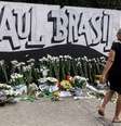 Homenagem às vítimas do ataque em frente ao portão da Escola Estadual Raul Brasil, na manhã desta quinta-feira, 14, em Suzano  Foto: Ananda Migliano / O Fotográfico / Estadão Conteúdo