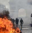Manifestantes fizeram barricadas de fogo durante protestos na França  Foto: AFP / BBC News Brasil