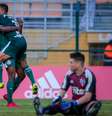 Carlos Eduardo marca gol durante jogo entre São Paulo e Palmeiras, partida válida pelo Campeonato Paulista 2019, no estádio do Pacaembu  Foto: Thiago Bernardes / Framephoto / Estadão