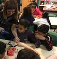 'Robótica com Sucata': Débora Garofalo coleta lixo das ruas com os alunos e transforma em soluções para problemas da comunidade  Foto: BBC News Brasil
