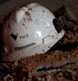 Capacete com logo da Vale é visto em local de rompimento de barragem em Brumadinho  Foto: Washington Alves / Reuters