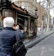 Homem tira foto de banca de jornal incendiada após protesto dos "coletes amarelos" na avenida Champs Élysées em Paris, na França
18/03/2019
REUTERS/Philippe Wojazer  Foto: Reuters