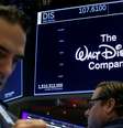 Operadores com ações da Disney  Foto: Brendan McDermid / Reuters