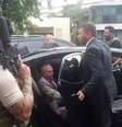 Policiais federais abordam carro do ex-presidente Michel Temer em São Paulo  Foto: Reprodução/TV Globo / Estadão Conteúdo