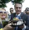 Bolsonaro recebeu bolo de simpatizantes  Foto: Dida Sampaio / Estadão