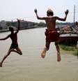 Meninos mergulham em águas poluídas em Manila, nas Filipinas
21/03/2018
REUTERS/Romeo Ranoco  Foto: Reuters