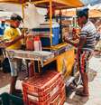 Carrinho de lanche no mercado de agricultores no nordeste do Brasil; com desemprego em alta e recuperação lenta, peso dos salários no rendimento das famílias caiu  Foto: iStock