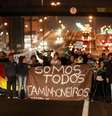 Manifestantes protestam durante greve dos caminhoneiros. 25/5/2018. The sign reads "We are all truckers". REUTERS/Diego Vara -   Foto: Reuters