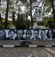 Os muros da Escola Estadual Raul Brasil ganharam nesta segunda-feira (25) um mural para homenagear as vítimas do atentado que resultou na morte de 10 pessoas. Localizado ao lado do portão de entrada da escola, o desenho retrata o rosto de cinco alunos e dois funcionários mortos durante o atentado. O muralista Francisco Oliveira, de 24 anos, explica que o objetivo do projeto é homenagear as vítimas. Suzano, SP.  Foto: JULIEN PEREIRA/FOTOARENA / Estadão