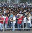 Uma gigante fila se formou no Vale do Anhangabaú, no centro de São Paulo, onde acontece o Mutirão de Emprego promovido pela Secretaria de Desenvolvimento Econômico e Trabalho da Prefeitura de São Paulo e o Sindicato dos Comerciários, na manhã desta terça-feira (26)  Foto: FÁBIO VIEIRA/FOTORUA / Estadão Conteúdo