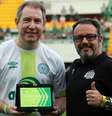 O locutor de rádio Rafael Henzel (D), homenageado antes de partida válida em Amistoso Beneficente 2017, em prol da Associação Brasileira das Vítimas do Acidente com a Chapecoense (Abravic), na Arena Condá, em Chapecó (SC)  Foto: Renato Padilha / Mafalda Press / Gazeta Esportiva