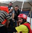 Salva-vidas da ONG Proactiva Open Arms da Espanha resgatam refugiados no Mar Mediterrâneo  Foto: Yannis Behrakis / Reuters