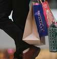Homem segurando sacolas de compras  Foto: Getty Images / BBC News Brasil