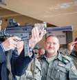 Presidente da República Jair Bolsonaro usa arma durante viagem oficial a Israel  Foto: Reprodução/Instagram Jair Bolsonaro / Estadão Conteúdo