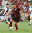 Uruguaio De Arrascaeta, do Flamengo, é marcado por Rossi, do Vasco  Foto: Alexandre Durão / Gazeta Press