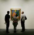 Visitantes observam o quadro 'Abaporu' (1928), da artista plástica paulista Tarsila do Amaral (1886-1973), durante a exposição 'Tarsila Viajante', na Pinacoteca do Estado de São Paulo, região central da capital paulista.  Foto: PAULO LIEBERT / Estadão Conteúdo