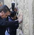 Bolsonaro no Muro das Lamentações, nesta segunda-feira; visita ao local ao lado de Netanyahu é vista por alguns como apoio tácito à soberania de Israel sobre Jerusalém Oriental  Foto: Reuters / BBC News Brasil