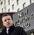 Subcomissário de polícia de Londres, Graham McNulty, faz pronunciamento em frente ao prédio da New Scotland Yard
04/03/2019
REUTERS/Toby Melville  Foto: Reuters