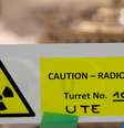 Adesivos de alerta a material radioativo em laboratório austríaco da cidade de Seibersdorf
13/06/2018
REUTERS/Leonhard Foeger  Foto: Reuters