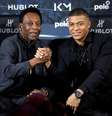 Pelé e Mbappé realizaram encontro em Paris  Foto: Christian Hartmann / Reuters