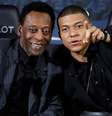 Pelé e Kylian Mbappé durante evento em Paris
02/04/2019
REUTERS/Christian Hartmann  Foto: Reuters