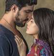 Jamil (Renato Góes) e Laila (Julia Dalavia): romance iniciado com troca de olhares que dispensou palavras no primeiro capítulo  Foto: Paulo Belote/TV Globo / Divulgação