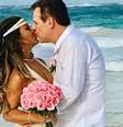 Duda Rodrigues e o marido Tarcísio Joaquim na cerimônia de casamento numa praia do Caribe  Foto: Divulgação